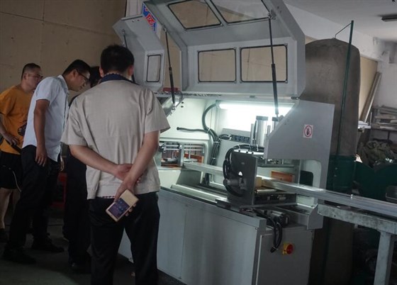 全自動散熱器鋁型材切割機(jī)