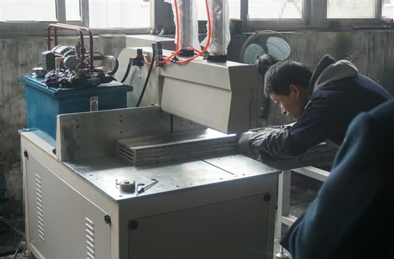 半自動(dòng)鋁材切割機(jī)