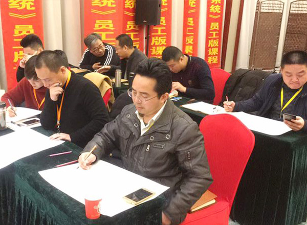 鄧總領(lǐng)隊專注學習-鄧氏