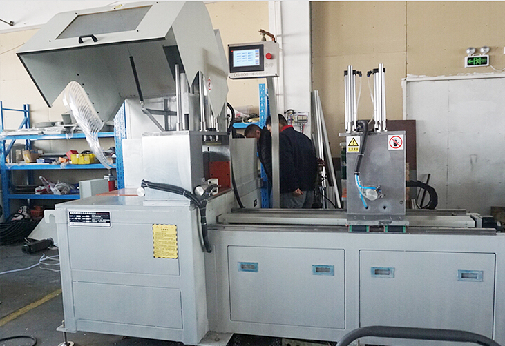 陽光明媚！客戶來鄧氏現(xiàn)場考察大型數(shù)控切鋁機(jī)