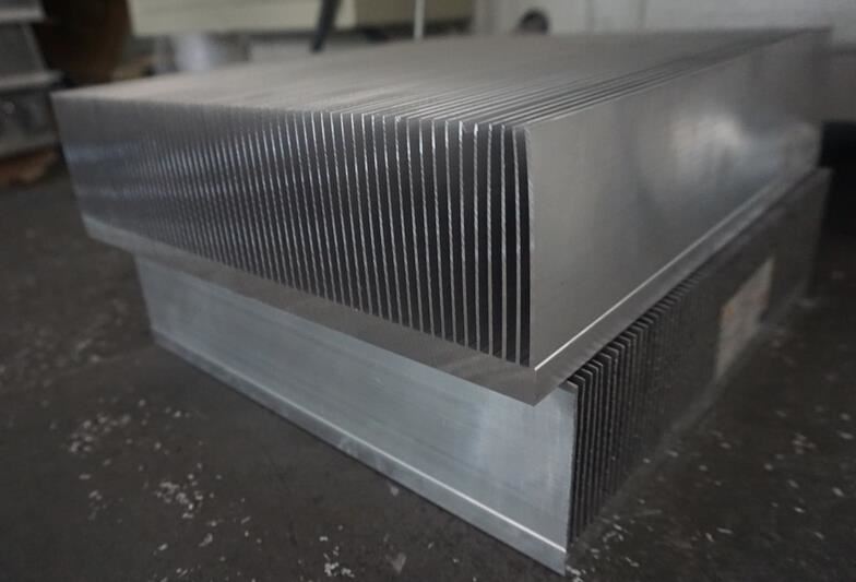 【上?！繜o毛刺散熱器切割機選擇DS-A400，簽訂合同已發(fā)貨使用