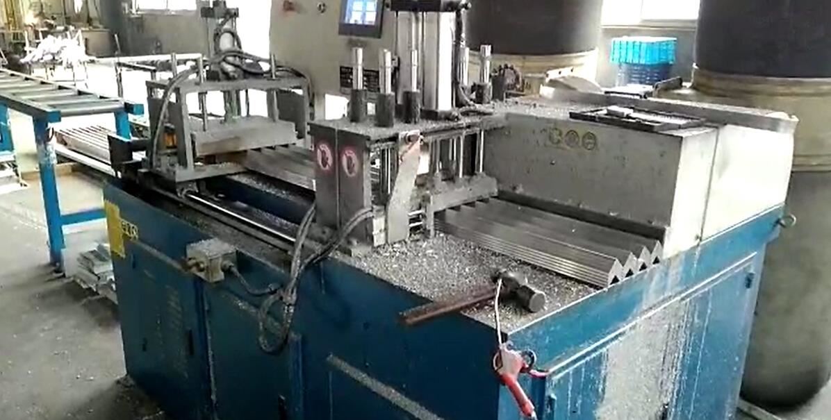 【四川】讓高效率省錢的鋁合金自動角碼機，來彌補成本劇增的門窗行業(yè)