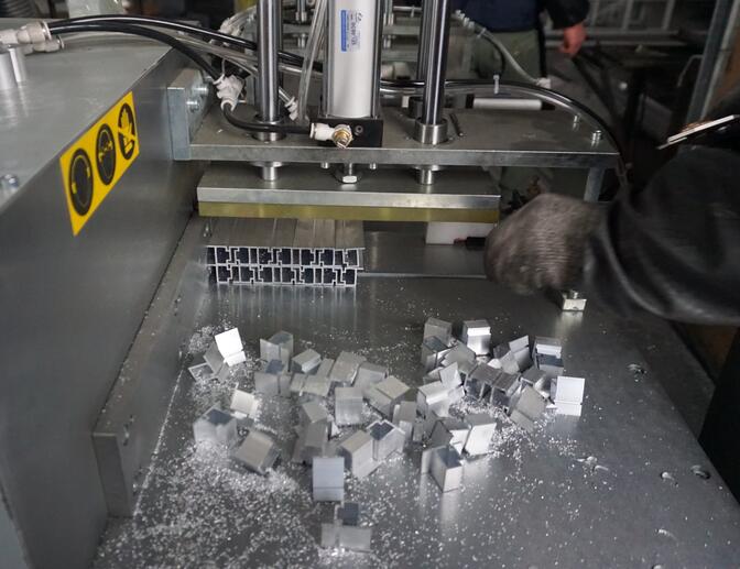 鋁材切割機(jī)切割120*20mm鋁型材，實(shí)現(xiàn)多根鋸切【河北】