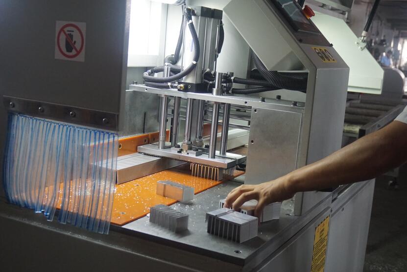 【山東】切割散熱器鋁型材如何選擇好的全自動切鋁機？