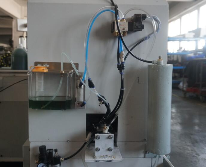 改裝了微量潤滑裝置之后的亨*業(yè)，車間非常清爽