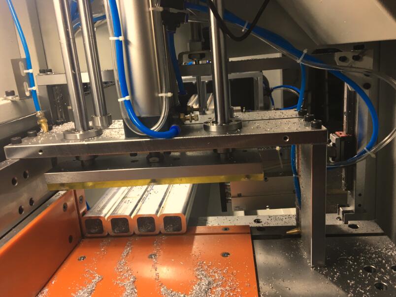 【無(wú)錫】選擇鄧氏高效全自動(dòng)鋁材切割機(jī)，用于方形鋁管手機(jī)外殼材料切割