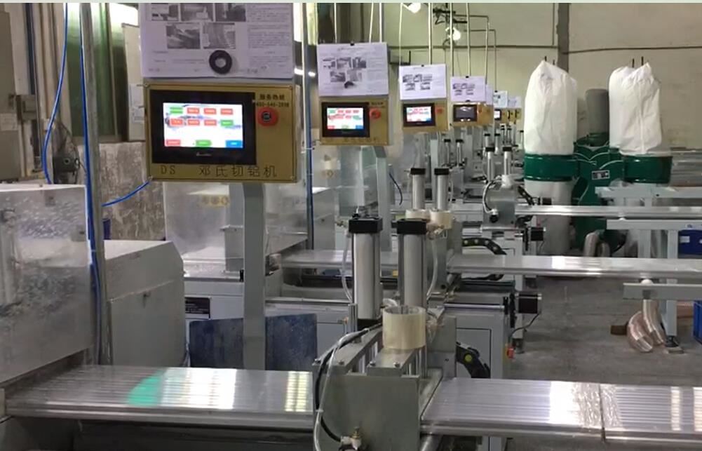 切鋁機(jī)客戶使用現(xiàn)場(chǎng)，8臺(tái)切鋁設(shè)備并切，3人操作