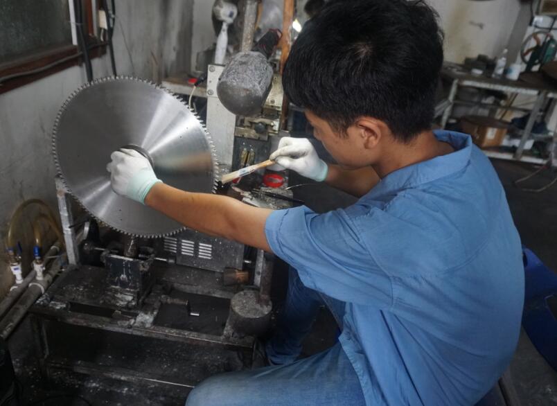 找鄧氏切鋁機訂購切鋁設(shè)備，鋁合金鋸片粘鋁問題先被解決