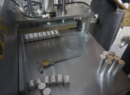 直徑25mm小鋁棒切割機(jī)，解決汽車配件廠?？偟臒? title=
